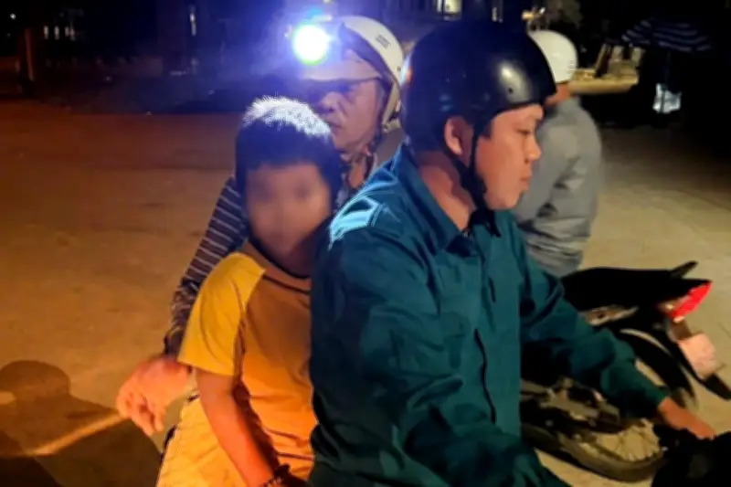 Bé trai mất tích được tìm thấy đang ngủ cạnh bãi vật liệu xây dựng