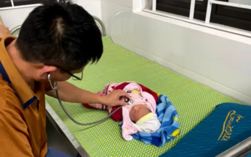 Bé trai sơ sinh bị bỏ rơi trong đêm bên cầu