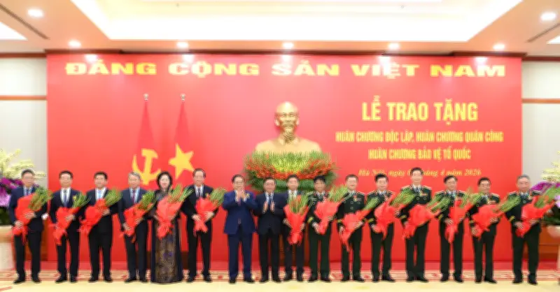 Bộ trưởng Đào Ngọc Dung nhận Huân chương Độc lập hạng Ba vì đóng góp xuất sắc