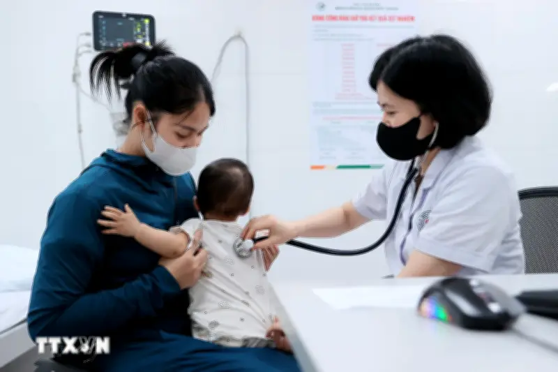 Bộ Y tế cảnh báo thời tiết nóng ẩm tạo điều kiện cho bệnh tay chân miệng lưu hành