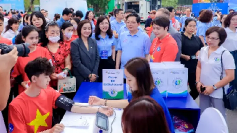 Bộ Y tế và Long Châu đẩy mạnh phòng bệnh, tầm soát đột quỵ hưởng ứng Ngày Sức khỏe toàn dân