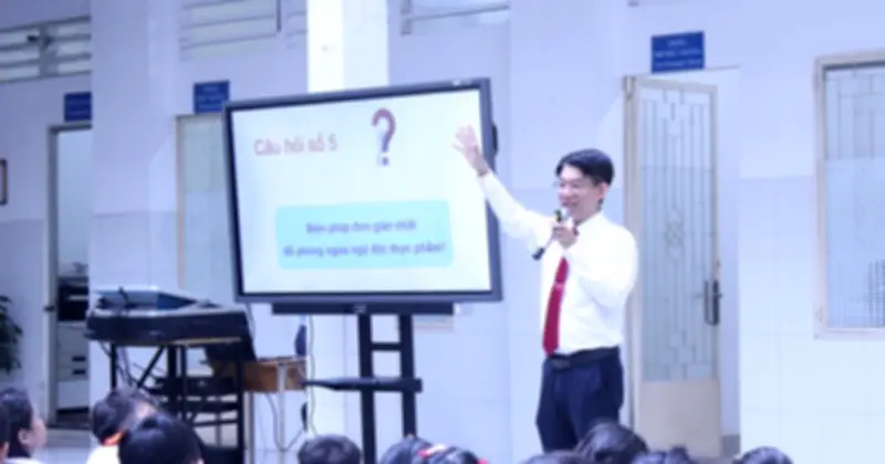 Bác sĩ chỉ dẫn học sinh tiểu học phòng ngừa ngộ độc thực phẩm tại TP.HCM