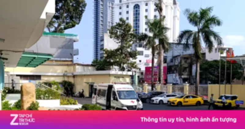 Bác sĩ Chợ Rẫy lao xuống xe cấp cứu, chạy hết tốc lực vào phòng mổ cứu sản phụ ngừng tim