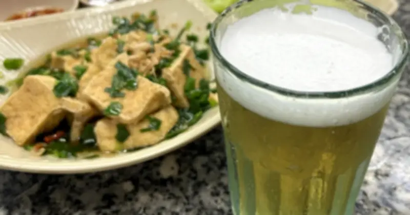 Bác sĩ cảnh báo: Bia không giải nhiệt, ngược lại gây mất nước và hại gan