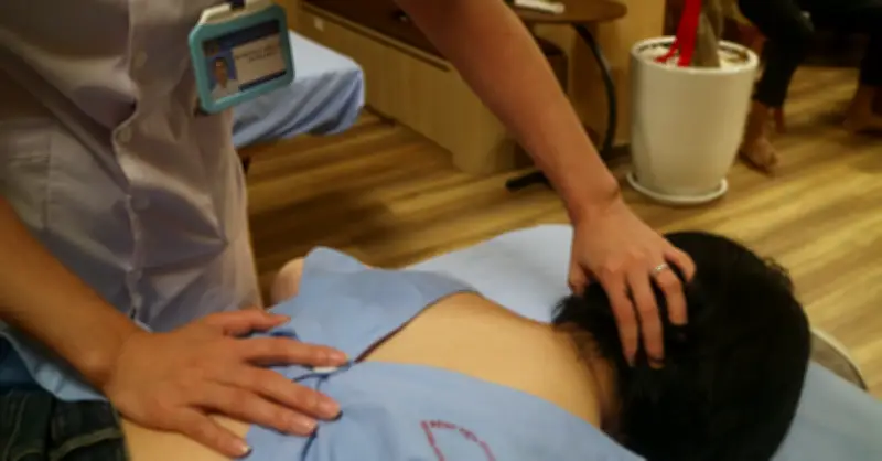 Bác sĩ cảnh báo 'sát thủ' bào mòn cột sống dân văn phòng