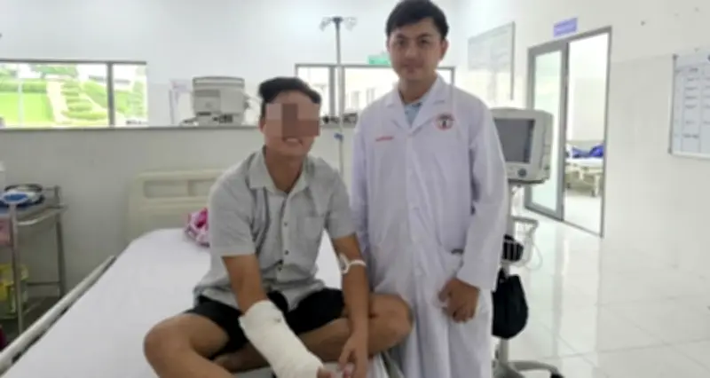 Bác sĩ luân phiên tại Côn Đảo phẫu thuật thành công nối mạch máu và thần kinh cổ tay