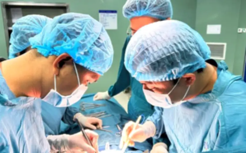 Bác sĩ phẫu thuật lấy búi tóc 3 lạng trong dạ dày bé gái 7 tuổi