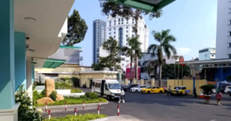 Bác sĩ rời xe cấp cứu, chạy như bay vào phòng mổ: Khoảnh khắc hơn cả điện ảnh