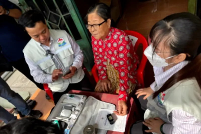 Bác sĩ TP.HCM dùng túi thông minh khám sức khỏe tận nhà cho người dân