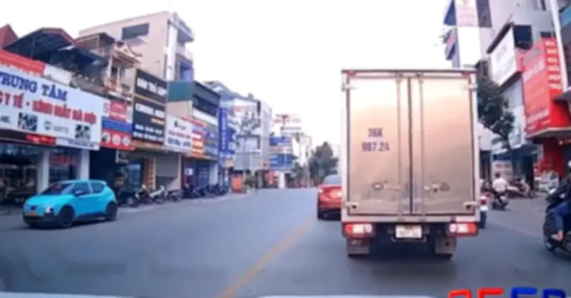 Bức xúc cảnh ô tô vượt ẩu, tạt đầu, chen ép xe giữa ngã tư Đồng Đức