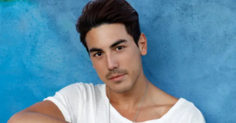 Bạch Tử Hiên được khen ngợi vì hành động dũng cảm lao xuống biển cứu hai cô gái đuối nước