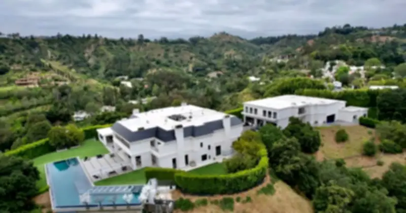 Ben Affleck Chuyển Nhượng Biệt Thự 60 Triệu USD Cho Jennifer Lopez Sau Ly Hôn
