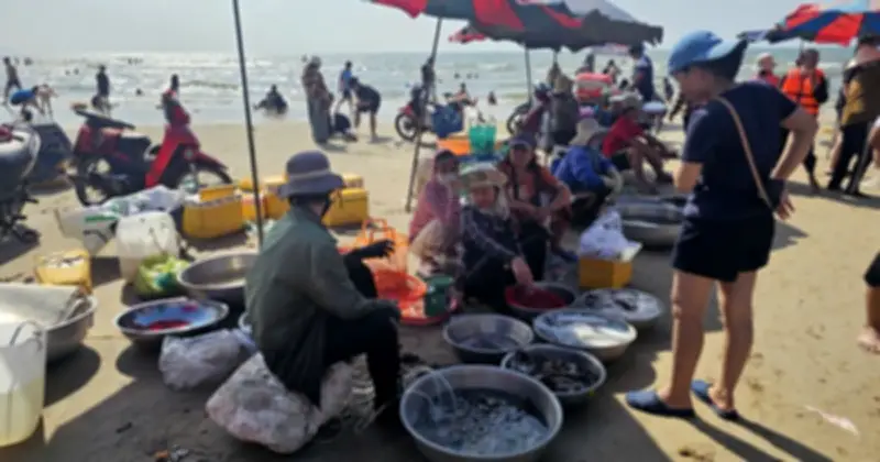 Bãi biển Long Cung ô nhiễm nghiêm trọng vì chợ hải sản tự phát
