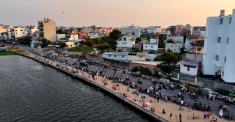 Bãi biển thu nhỏ giữa công trình đang đổ thu hút người dân TP.HCM