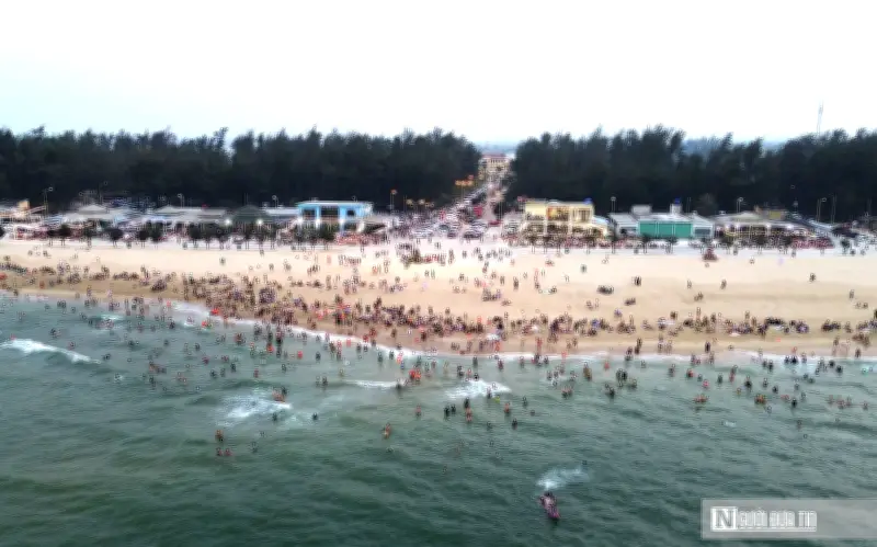 Bãi biển Thuận An Huế chật kín người giữa đợt nắng nóng gay gắt đầu hè