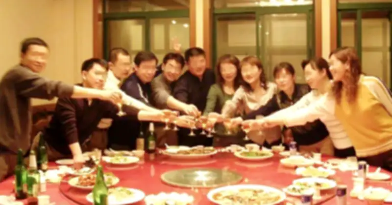 Bài học từ buổi họp lớp: Đừng đánh giá người khác qua thu nhập
