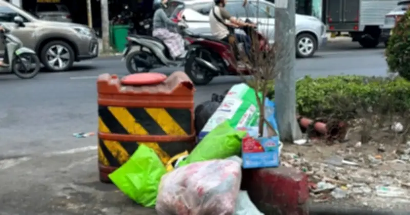 Bãi rác bất hợp pháp mọc lên tại ngã tư nhộn nhịp ở TP.HCM