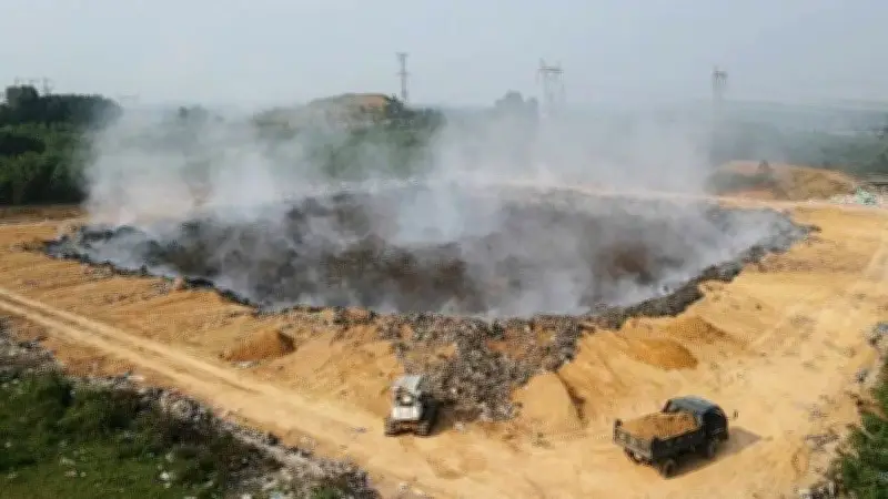 Bãi Rác Quảng Ninh Bốc Cháy Dữ Dội, Khói Độc Ảnh Hưởng Nghiêm Trọng Đến Dân Cư Và Giao Thông
