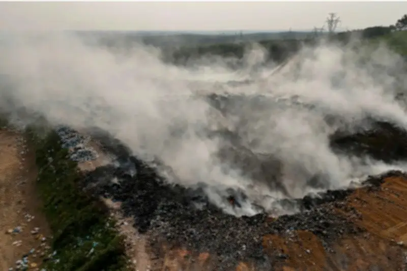 Bãi rác Quảng Trị cháy âm ỉ cả tuần, khói độc bao trùm khu dân cư và cao tốc