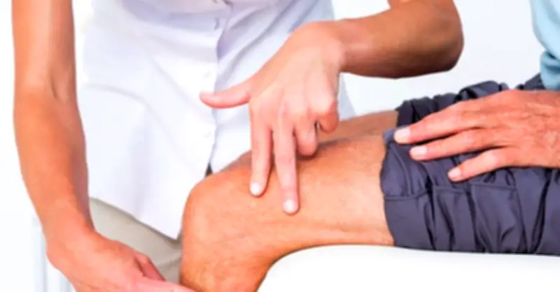 Bài thuốc dân gian từ đậu xương, nước sắc đậu bắp và rượu ngâm cỏ xoa bóp