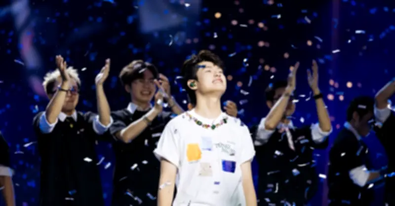 Bùi Trường Linh cúi lạy khóc lưu luyến chia tay 2.000 khán giả