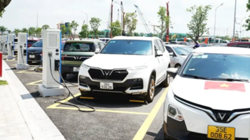 Biến động giá xăng dầu thúc đẩy xu hướng xe điện tại Việt Nam