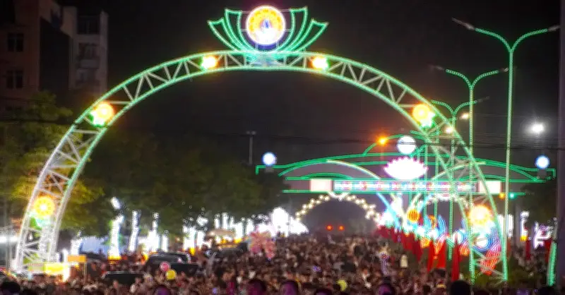 Biển người chen chân trong đêm khai mạc Festival du lịch Cửa Lò 2026