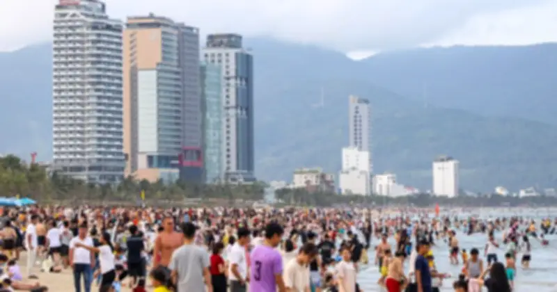 Biển Đà Nẵng đông nghịt người trong ngày đầu kỳ nghỉ lễ 30.4 - 1.5