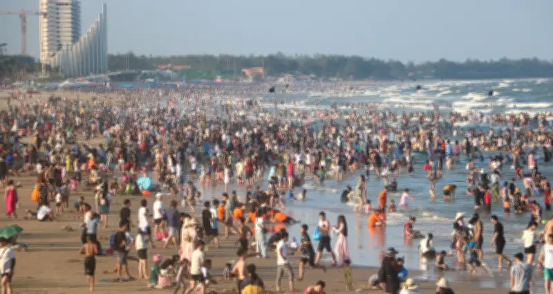 Biển Vũng Tàu đông nghịt ngày giỗ Tổ, du khách chen chân tắm từ sớm