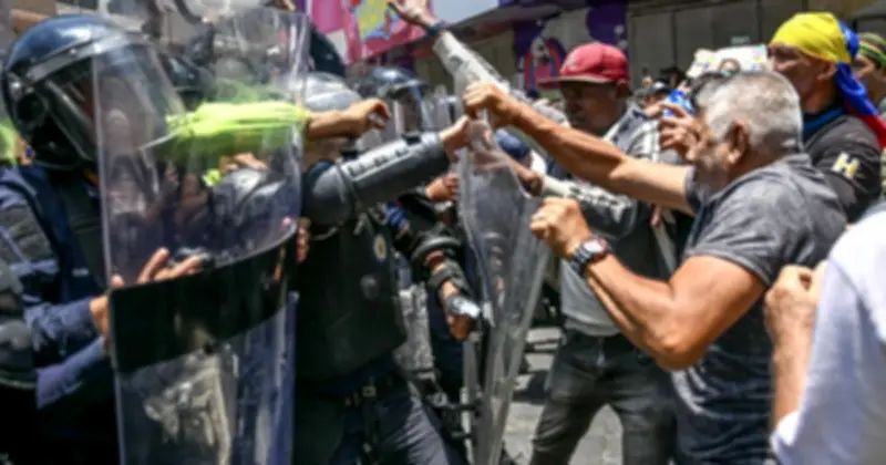 Biểu tình đòi tăng lương tại Caracas, cảnh sát dùng hơi cay giải tán