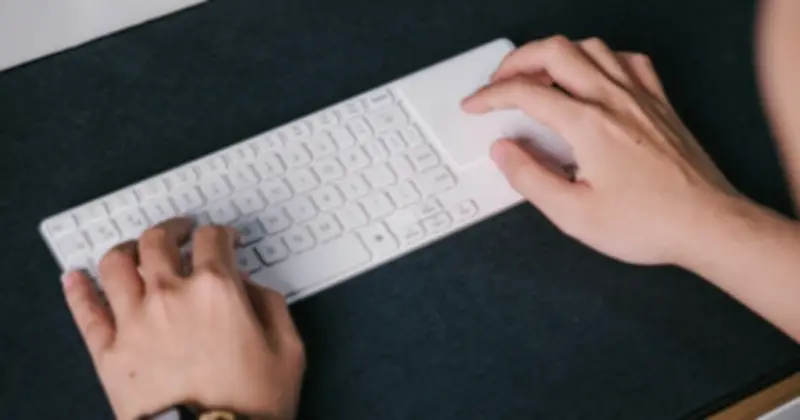 Bàn phím Rapoo E900T: Giải pháp tối giản tích hợp trackpad dưới 700.000 đồng