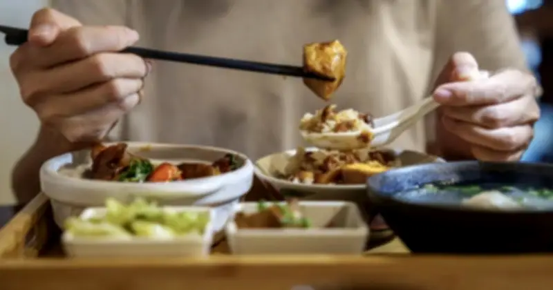 Bốn thói quen sau bữa ăn gây hại cho hệ tiêu hóa người lớn tuổi