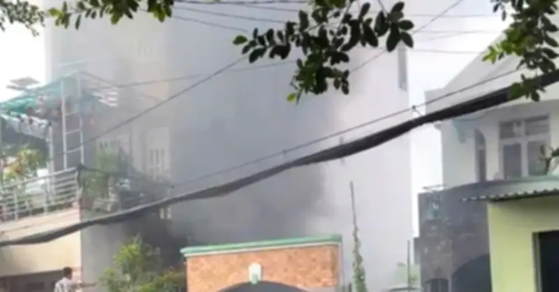 Bản tin chiều 13/4: Cháy dữ dội tại TP.HCM, 14 xe máy bị thiêu rụi