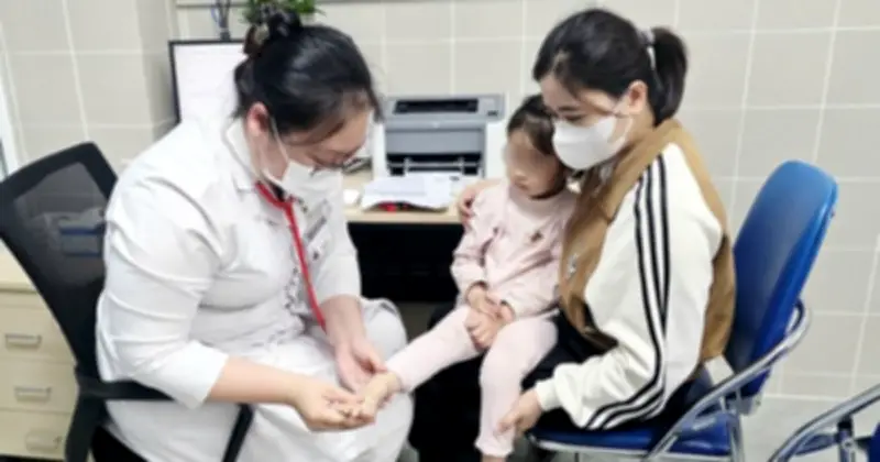 Bệnh Tay Chân Miệng Gia Tăng Tại Bệnh Viện Bạch Mai: Cảnh Báo Nguy Cơ Biến Chứng Nặng