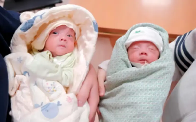 Bệnh viện Phụ sản Hà Nội cứu sống cặp song sinh cực non chỉ 900-950 gram