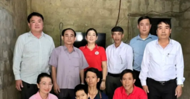 Báo VietnamNet trao hơn 188 triệu đồng đến người đàn ông nuôi 3 con bệnh tật