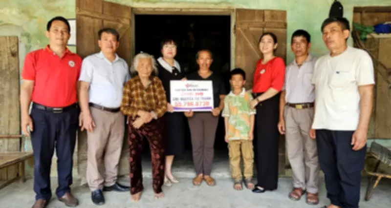 Báo VietnamNet trao hơn 55 triệu đồng hỗ trợ chị Hoàng Thị Thanh tại Quảng Trị