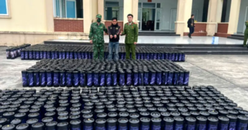 Bắt giữ hơn 1.300 bình khí cũ trên biển, ngăn chặn nguy cơ an toàn hàng hải