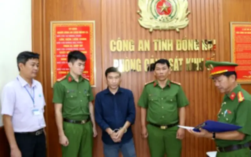 Bắt hai đối tượng đổ hơn 500 tấn da bò hôi thối xuống đất gây ô nhiễm môi trường