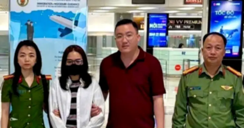Bắt nguyên nữ cán bộ bị truy nã ngay khi vừa về Nội Bài