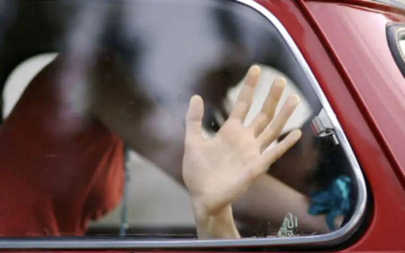 Bắt quả tang chồng ngoại tình trên xe, vợ sốc nặng vì câu nói trơ trẽn sau đó của anh ta