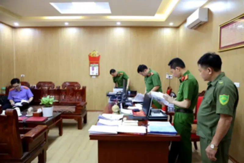 Bắt tạm giam 4 cán bộ ấp vì chiếm đoạt tiền trợ cấp người tâm thần và học sinh