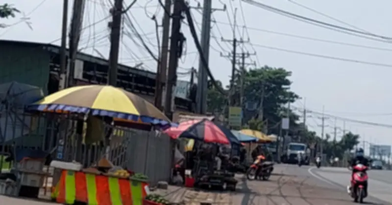 Buôn bán tràn ra lề đường: Bài toán nan giải của đô thị Việt Nam