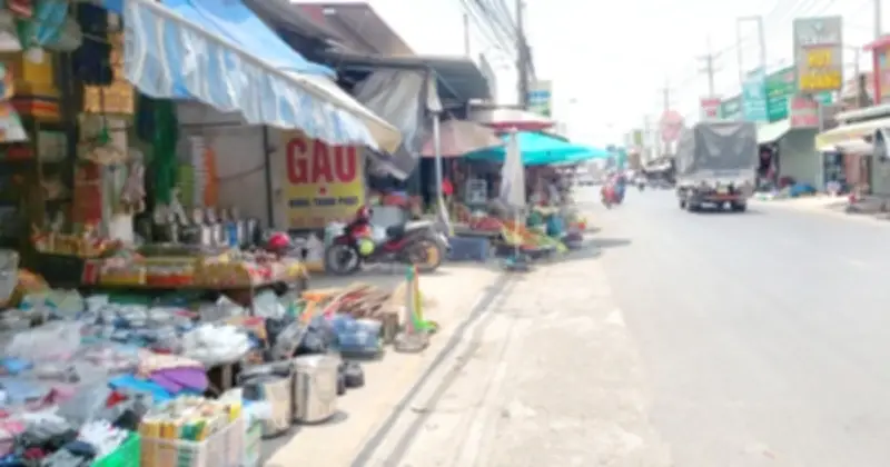 Buôn bán tràn ra lề đường Lê Lợi: Nguy cơ mất an toàn giao thông và mỹ quan đô thị