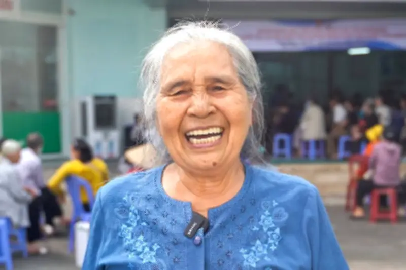 Cụ Bà 80 Tuổi TP.HCM Xúc Động Nhận Khám Sức Khỏe Miễn Phí Từ Bác Sĩ