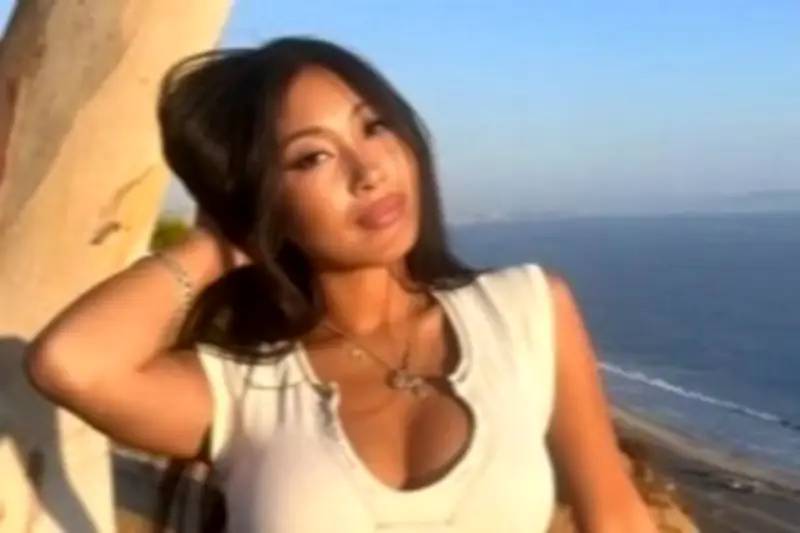 Cô bé mồ côi Việt Nam được ca sĩ nổi tiếng Pháp nhận nuôi, mở ra cuộc đời mới