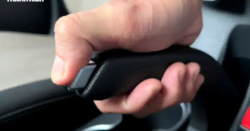 Có cần nhấn nút khi kéo phanh tay ô tô cơ khí không?