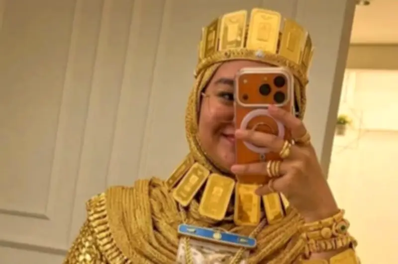 Cô dâu Dubai phủ vàng từ đầu tới chân gây tranh cãi về danh tính thực sự