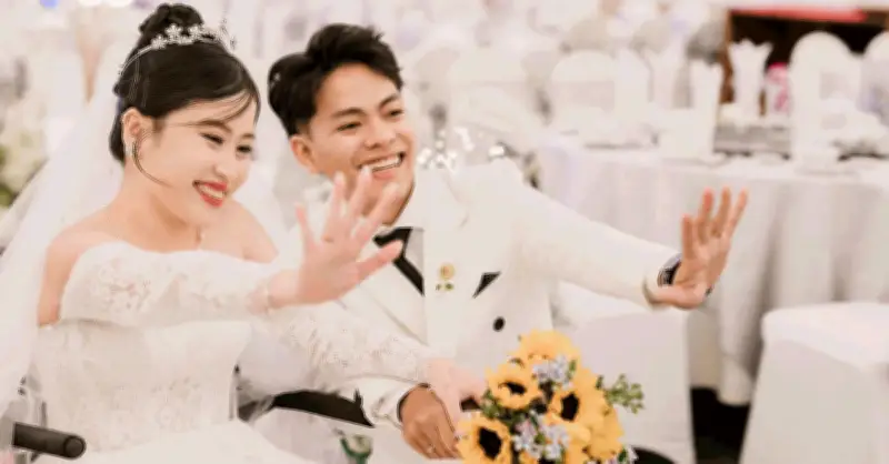 Cô dâu Sài Gòn chống nắng vào lễ đường, phía sau là câu chuyện rơi nước mắt