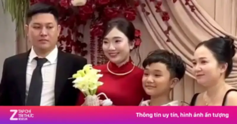 Cô dâu xúc động khi nhận quà cưới là bình tiền tiết kiệm 2 năm từ em họ